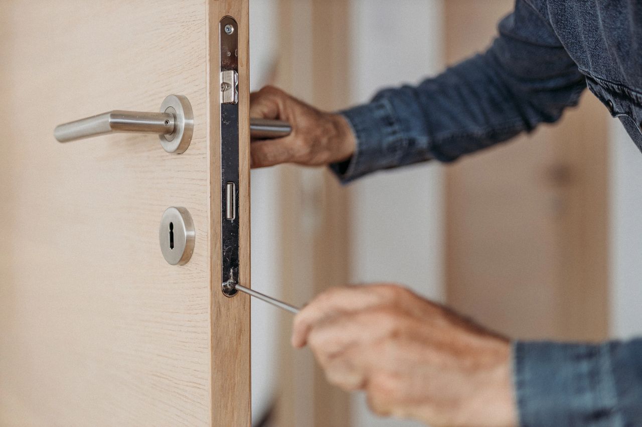 Locksmith working in Saraland, AL
